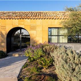 4 bedroom villa with pool near Noto, sleeps 8